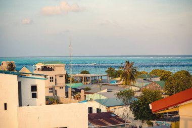 Deniz kenarındaki küçük otellerin çatı manzarası.