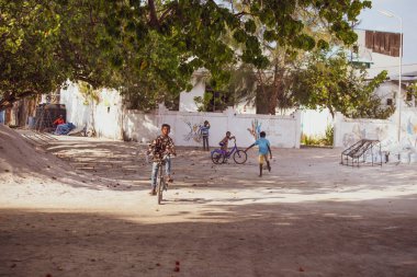 GULHI, MALDIVES - Maldivli çocuklar bisiklete biniyor, yerel çocuklar eğleniyor, Maldivler