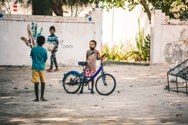 GULHI, MALDIVES - Maldivli çocuklar bisiklete biniyor, yerel çocuklar eğleniyor, Maldivler