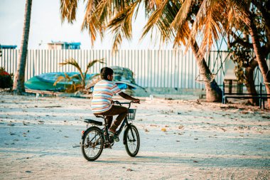 GULHI, MALDIVES - Maldivli çocuklar bisiklete biniyor, yerel çocuklar eğleniyor, Maldivler