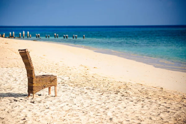 Sedia Paglia Sulla Riva Chiara Dell Isola Paradisiaca — Foto Stock