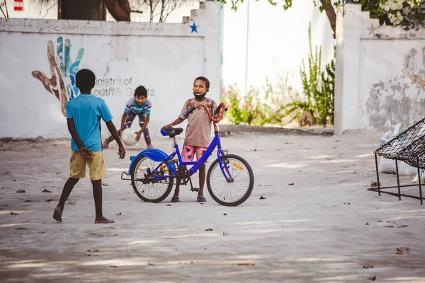 GULHI, MALDIVES - Maldivli çocuklar bisiklete biniyor, yerel çocuklar eğleniyor, Maldivler