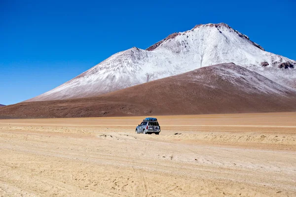 Bolivia Gennaio 2020 Camion Nel Deserto Bellissimo Scenario Dell Altipiano — Foto Stock