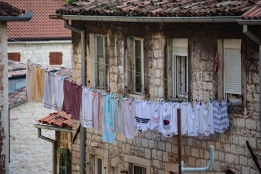 KOTOR, MONTENEGRO - Ekim 2020: Kotor çatılarının havadan görünüşü. Tarihi kentin kiremit çatıları, Kotor 'daki ipte çamaşırlar, Unesco dünya mirası, Karadağ