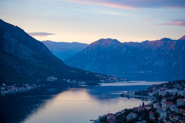 KOTOR, MONTENEGRO - Ekim 2020: Kotor Eski kasaba perspektifinden Kotor Körfezi 'nin güzel gün batımı manzarası, Karadağ