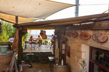 KAS, TURKEY - Eylül 2020: Tarihi Kas kasabası, Antalya, Türkiye 'de güzel, rahat bir kafe