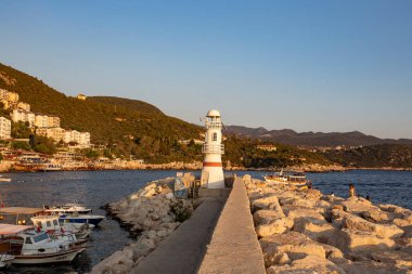 KAS, TURKEY - Eylül 2020: Kas eski kenti Antalya 'da tekne ve deniz feneri