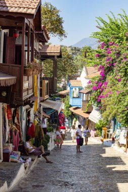 KAS, TURKEY - Eylül 2020: Kas kasabası tarihi merkezi, dar sokaklar ve eski evler, Kas, Türkiye