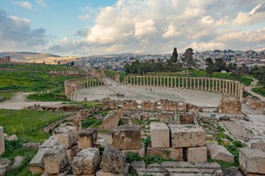 JERASH, JORDAN - Mart 2019: Ürdün 'deki Jerash kasabasında antik Roma harabeleri, amfitiyatro 