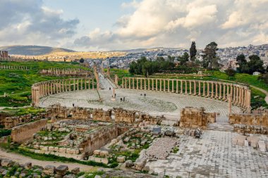 JERASH, JORDAN - Mart 2019: Ürdün 'deki Jerash kasabasında antik Roma harabeleri, amfitiyatro 