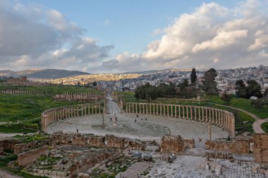 JERASH, JORDAN - Mart 2019: Ürdün 'deki Jerash kasabasında antik Roma harabeleri, amfitiyatro 