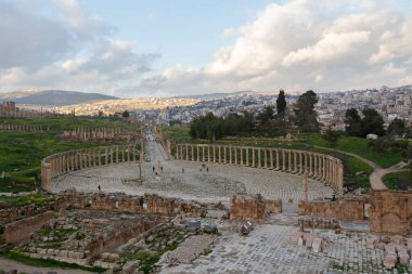 JERASH, JORDAN - Mart 2019: Ürdün 'deki Jerash kasabasında antik Roma harabeleri, amfitiyatro 
