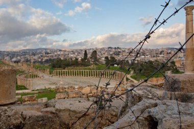 JERASH, JORDAN - Mart 2019: Ürdün 'deki Jerash kasabasında antik Roma harabeleri, amfitiyatro 