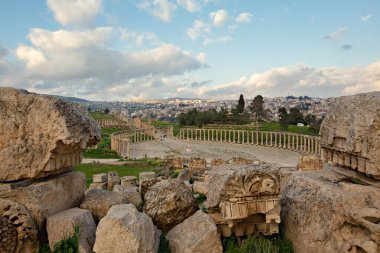JERASH, JORDAN - Mart 2019: Ürdün 'deki Jerash kasabasında antik Roma harabeleri, amfitiyatro 