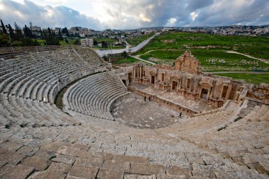 JERASH, JORDAN - Mart 2019: Ürdün 'deki Jerash kasabasında antik Roma harabeleri, amfitiyatro 