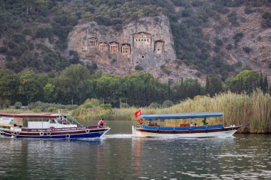 DALYAN, TURKEY - Ekim 2020: Dalyan ilindeki Antik Lycian kaya mezarları, Türkiye