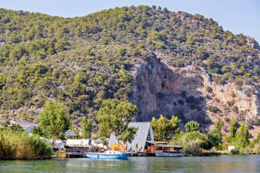 DALYAN, TURKEY - Ekim 2020: Dalyan Nehri, Türkiye merkezli Dalyan eski kentinde tekneler