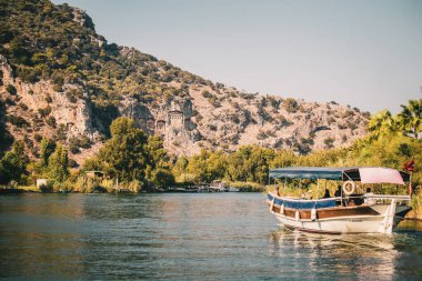 DALYAN, TURKEY - Ekim 2020: Dalyan Nehri, Türkiye merkezli Dalyan eski kentinde tekneler