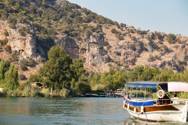 DALYAN, TURKEY - Ekim 2020: Dalyan Nehri, Türkiye merkezli Dalyan eski kentinde tekneler