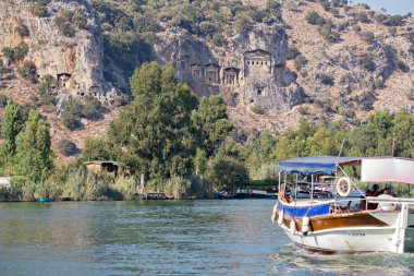 DALYAN, TURKEY - Ekim 2020: Dalyan Nehri, Türkiye merkezli Dalyan eski kentinde tekneler