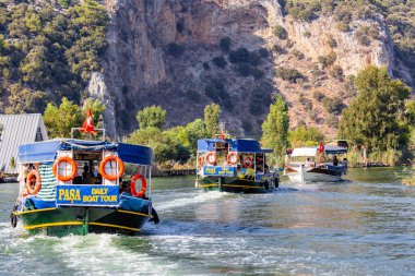 DALYAN, TURKEY - Ekim 2020: Dalyan Nehri, Türkiye merkezli Dalyan eski kentinde tekneler
