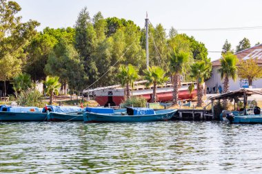 DALYAN, TURKEY - Ekim 2020: Dalyan Nehri, Türkiye merkezli Dalyan eski kentinde tekneler