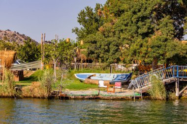 DALYAN, TURKEY - Ekim 2020: Dalyan Nehri, Türkiye merkezli Dalyan eski kentinde tekneler