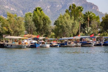 DALYAN, TURKEY - Ekim 2020: Dalyan Nehri, Türkiye merkezli Dalyan eski kentinde tekneler