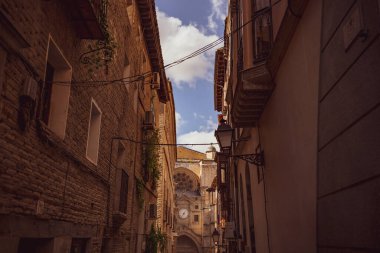 TOLEDO, İspanya - Haziran 2019: The Portal of the Clock, Toledo, İspanya 'daki Aziz Mary Katedrali' nin kapılarından biri.