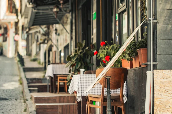 İstanbul, Türkiye - Nisan 2021: İstanbul 'un Fatih bölgesi, çatıdan manzara, Fatih, İstanbul' daki eski evler