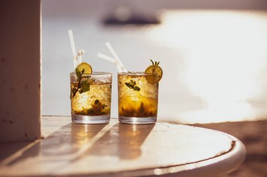 Mısır sahilinde gün batımına karşı iki mojito kokteyli.