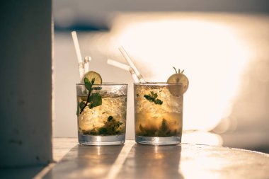 Mısır sahilinde gün batımına karşı iki mojito kokteyli.