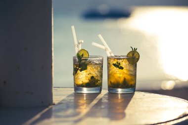 Mısır sahilinde gün batımına karşı iki mojito kokteyli.