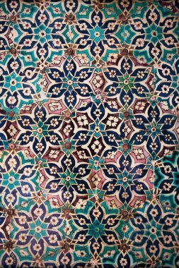 Duvarda eski renkli dekoratif desenler, iç döşemeler.