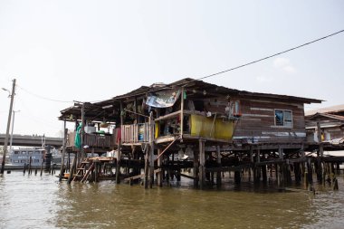 BANGKOK, THAILAND - Nisan 2019: Bangkok 'un Khlong ilçesi, Bangkok, Tayland' da Chao Phraya nehri kıyısındaki evler