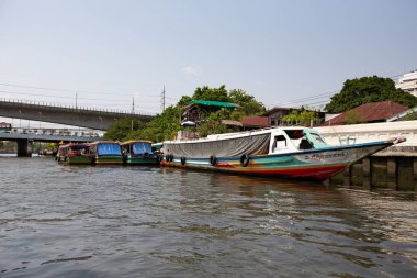  Bangkok 'ta tekneler, Tayland' ın Bangkok şehrinde su kanalları.