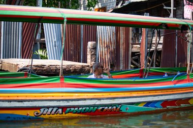  Bangkok 'ta tekneler, Tayland' ın Bangkok şehrinde su kanalları.