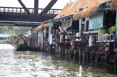  Bangkok 'ta tekneler, Tayland' ın Bangkok şehrinde su kanalları.