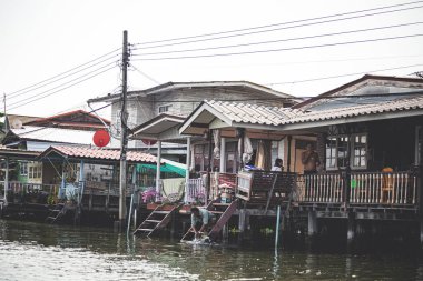BANGKOK, THAILAND - Nisan 2019: Bangkok 'un Khlong ilçesi, Bangkok, Tayland' da Chao Phraya nehri kıyısındaki evler
