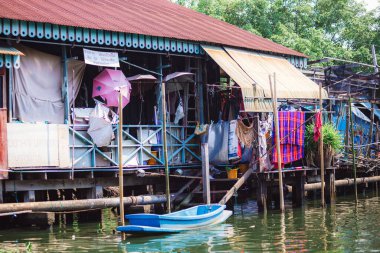 BANGKOK, THAILAND - Nisan 2019: Bangkok 'un Khlong ilçesi, Bangkok, Tayland' da Chao Phraya nehri kıyısındaki evler