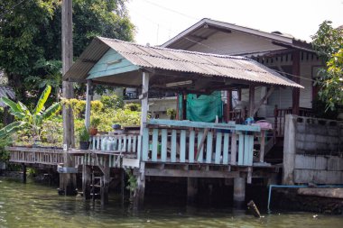 BANGKOK, THAILAND - Nisan 2019: Bangkok 'un Khlong ilçesi, Bangkok, Tayland' da Chao Phraya nehri kıyısındaki evler