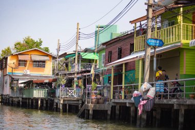BANGKOK, THAILAND - Nisan 2019: Bangkok 'un Khlong ilçesi, Bangkok, Tayland' da Chao Phraya nehri kıyısındaki evler