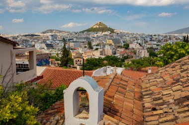 ATENS, GREECE - Temmuz 2021: Eski Atina 'nın çatıları, Plaka bölgesi, tepeden manzara, Yunanistan