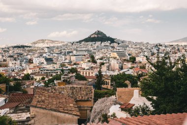 ATENS, GREECE - Temmuz 2021: Eski Atina 'nın çatıları, Plaka bölgesi, tepeden manzara, Yunanistan