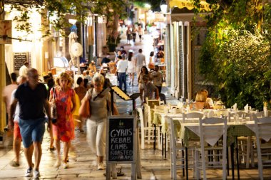 Akşamları Atina, Yunanistan 'ın Plaka bölgesinde bir sürü insanın yemek yiyip konuştuğu sokak kafesi