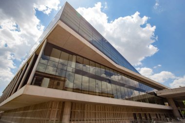 ATENS, GREECE - Temmuz 2021: Yeni Akropol Müzesi Binası, Atina, Yunanistan
