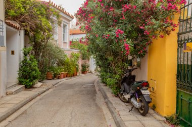 ATENS, GREECE - Temmuz 2021: Plaka, Atina, Yunanistan 'ın tarihi dar sokakları ve renkli binaları