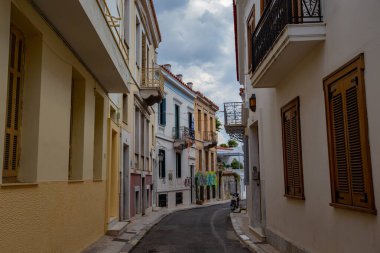 ATENS, GREECE - Temmuz 2021: Plaka, Atina, Yunanistan 'ın tarihi dar sokakları ve renkli binaları