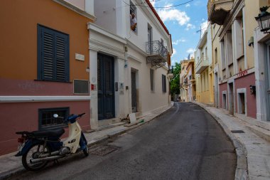 ATENS, GREECE - Temmuz 2021: Plaka, Atina, Yunanistan 'ın tarihi dar sokakları ve renkli binaları