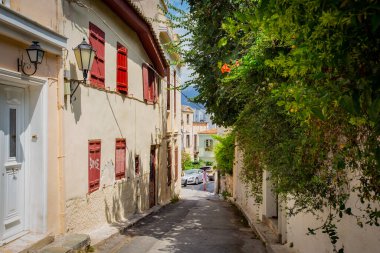 ATENS, GREECE - Temmuz 2021: Plaka, Atina, Yunanistan 'ın tarihi dar sokakları ve renkli binaları